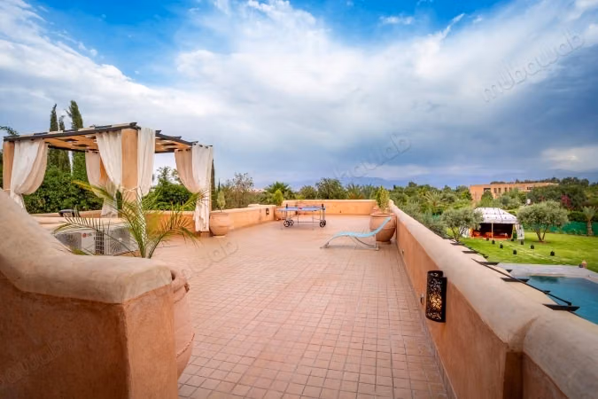 Villa de alto standing en venta en Route de Ouarzazate. 4 bonitas habitaciones. Chimenea operativa, aire condicionado integrado