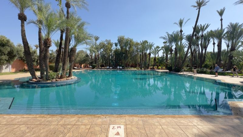 Duplex refait meublé à louer longue durée uniquement piscine collective