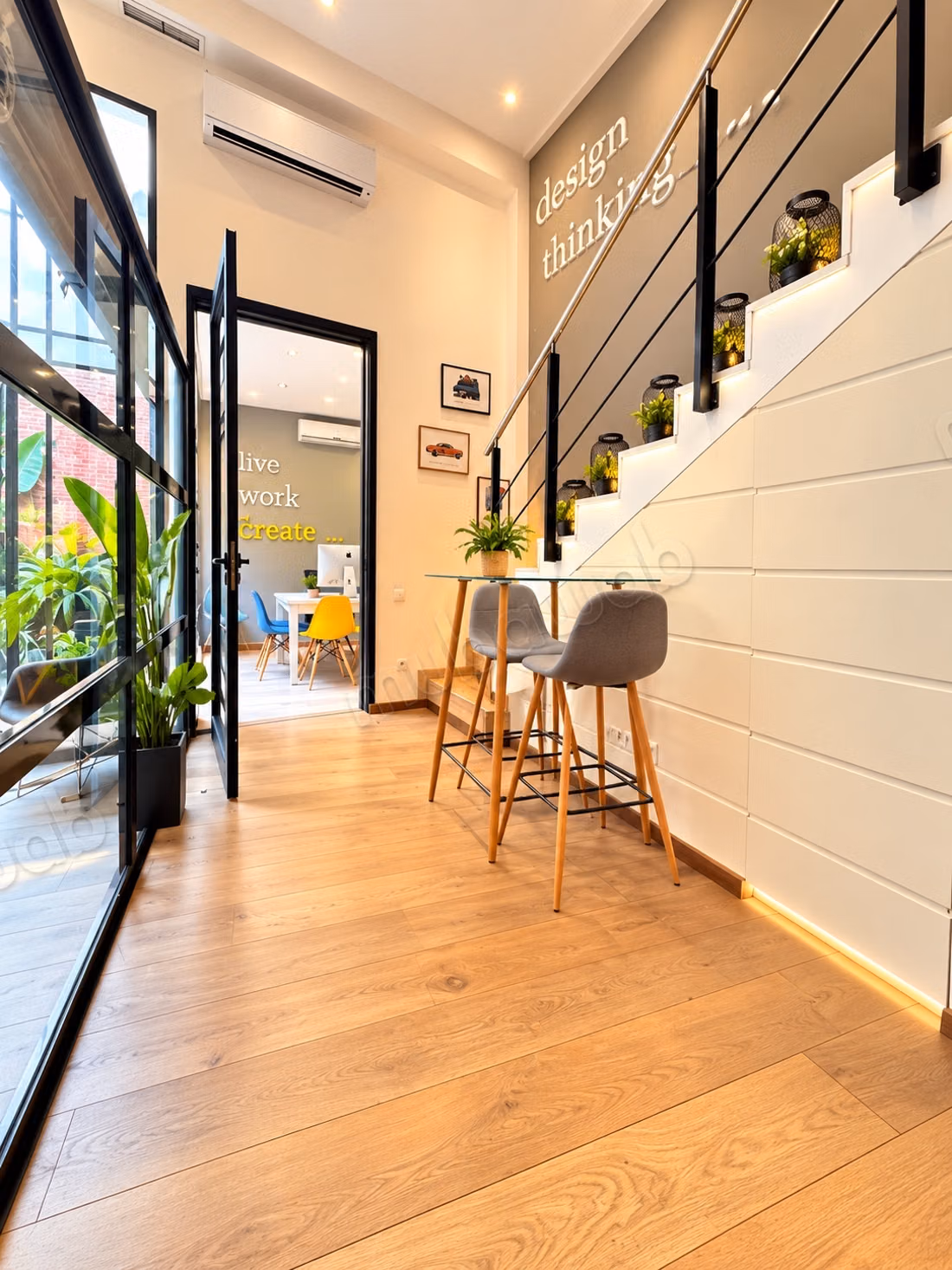 Ufficio in affitto a Bourgogne Ouest. Superficie 79 m². Posto auto e terrazzo
