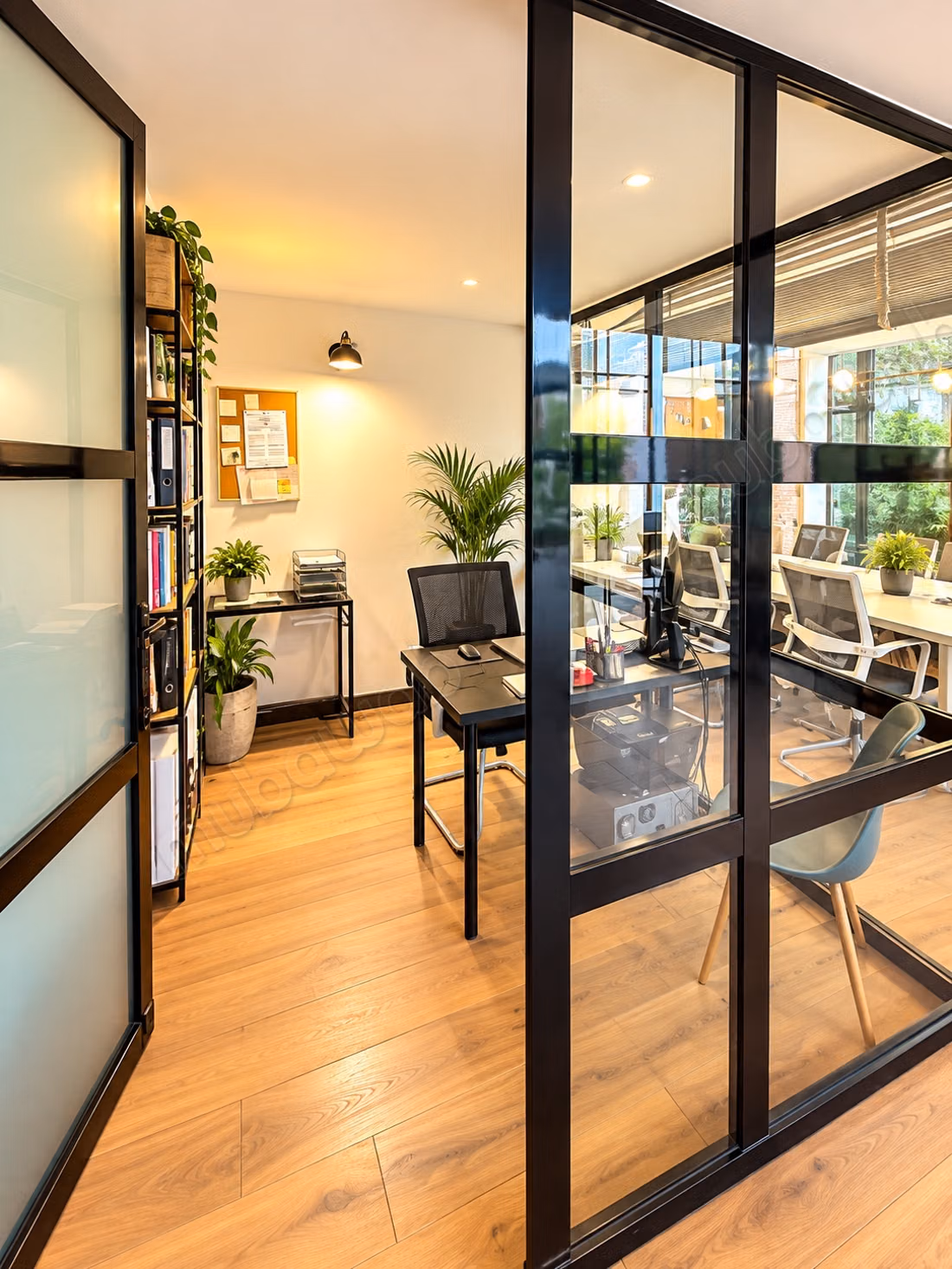 Ufficio in affitto a Bourgogne Ouest. Superficie 79 m². Posto auto e terrazzo
