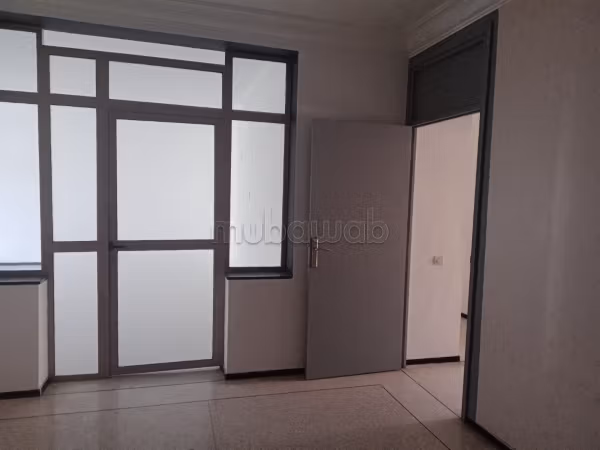 Ufficio in affitto a Burger. Superficie di 140 m². Posto auto e ascensore