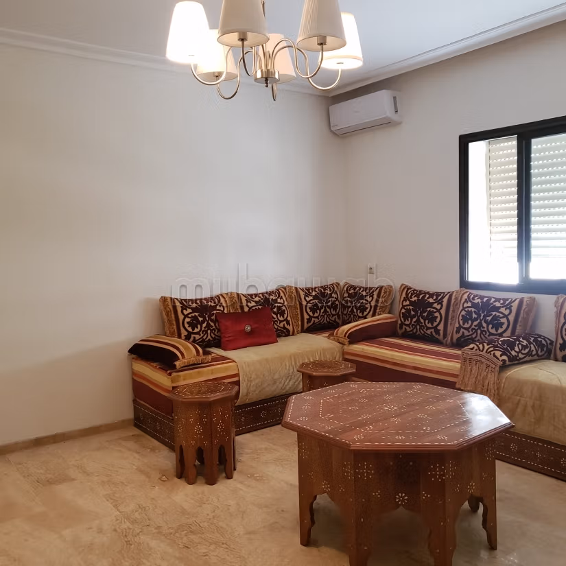 Bel appartement en location à Sala el Jadida. 1 Pièce. Meublé