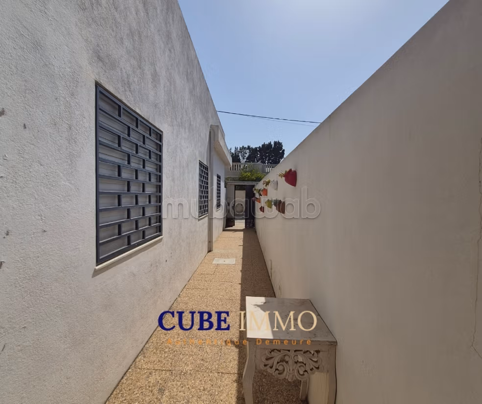 A louer à la marsa un triplex meublé avec jardin