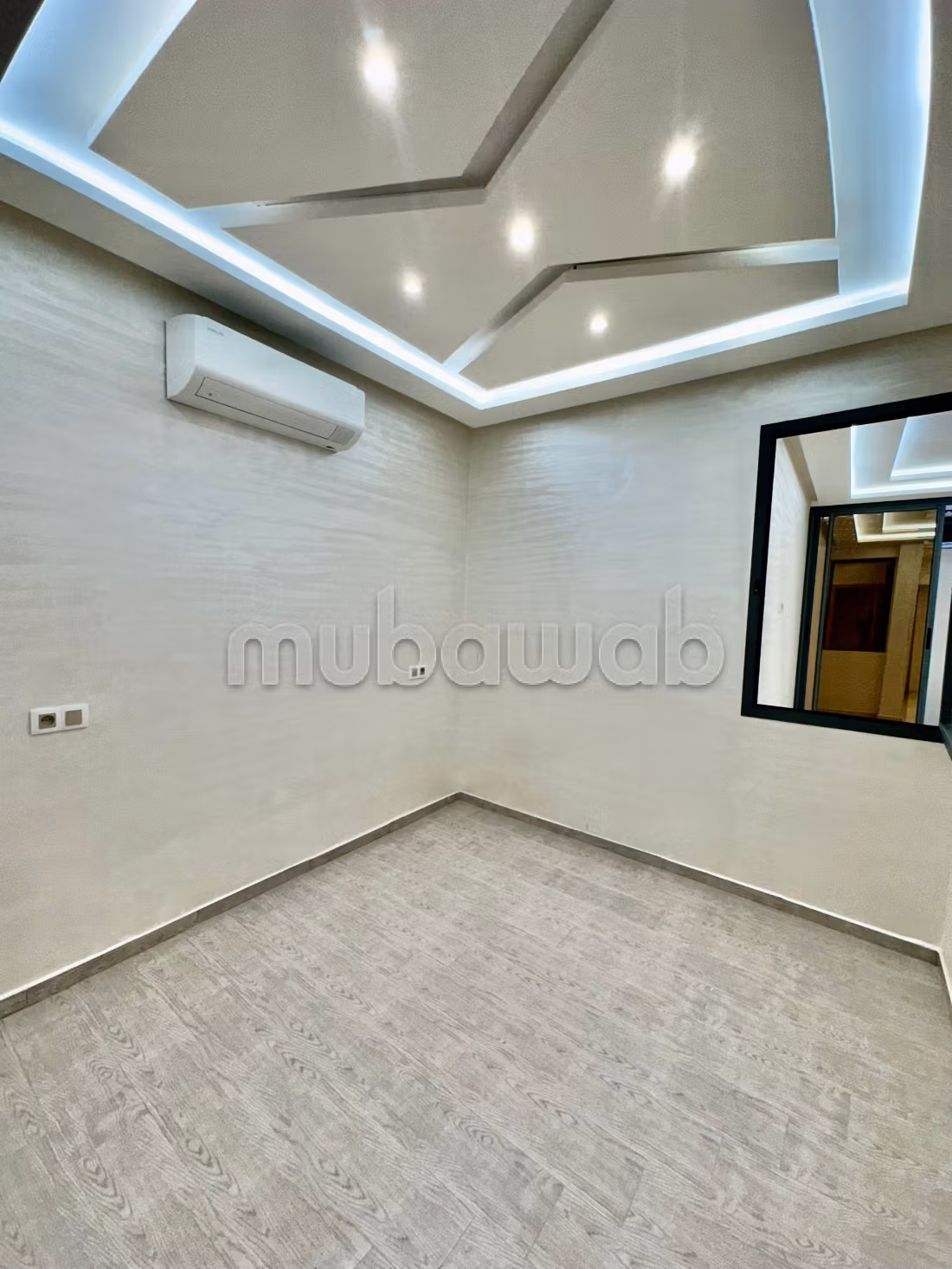 Jolie appartement vide à centre ville. 90 mètre