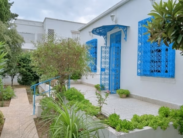 Rent your house in La Marsa. Small area 300 m². Attic