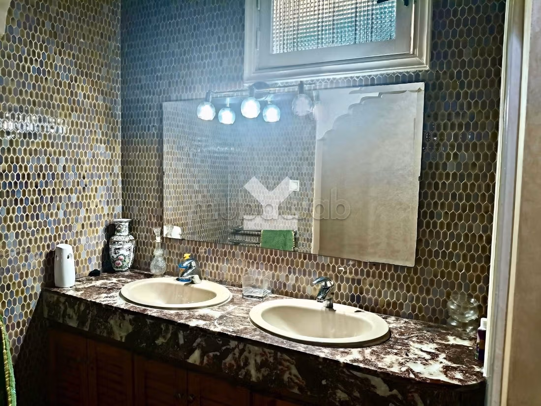 Apartment for sale in Les princesses. 6 rooms. Basement