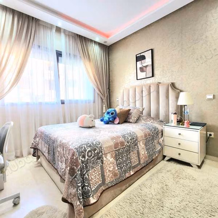 Apartment for sale. 5 large living areas. Lift and terrace