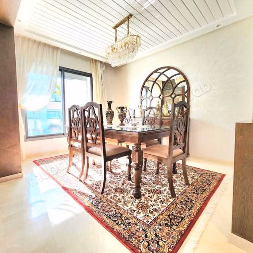 Apartment for sale. 5 large living areas. Lift and terrace