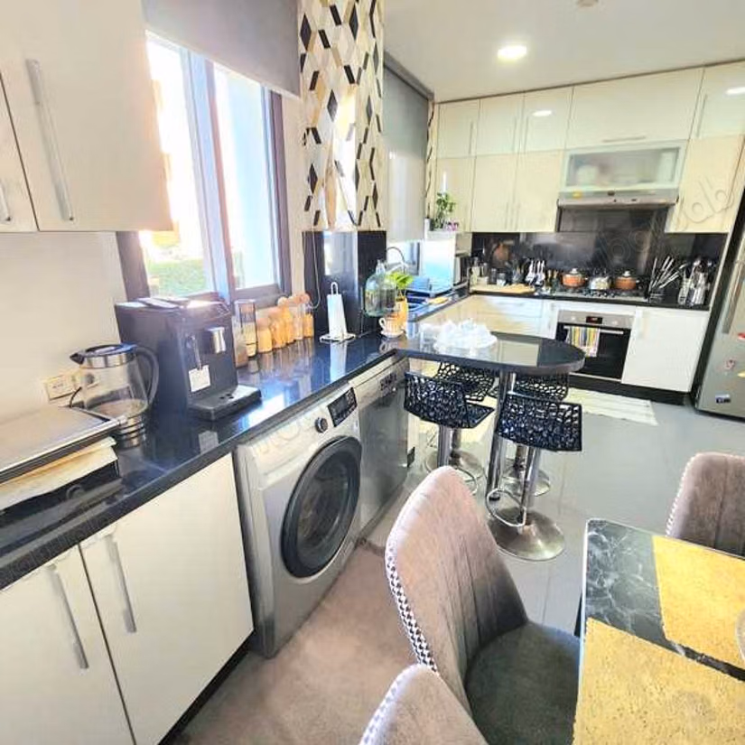 Apartment for sale. 5 large living areas. Lift and terrace