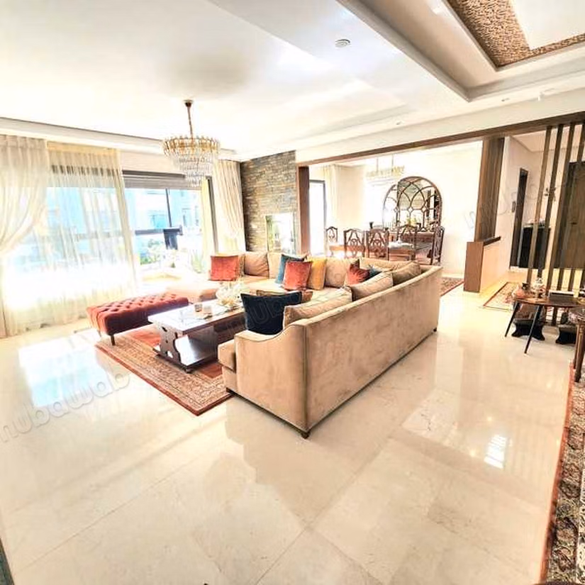 Apartment for sale. 5 large living areas. Lift and terrace