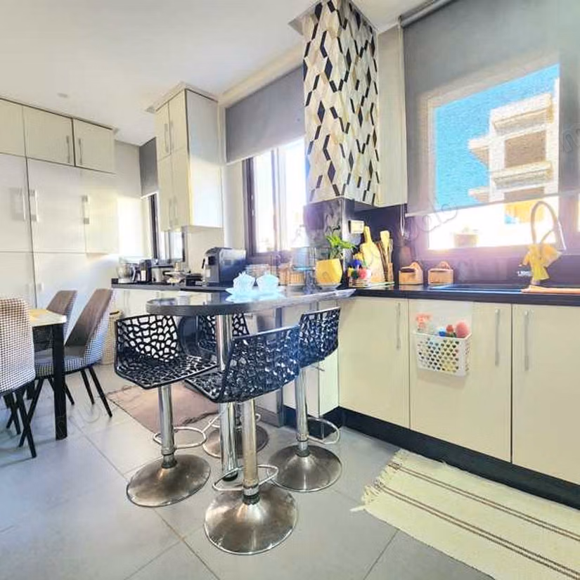 Apartment for sale. 5 large living areas. Lift and terrace