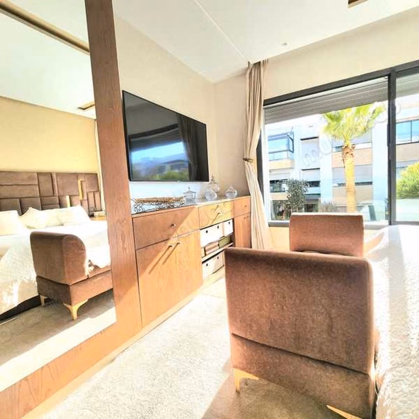 Apartment for sale. 5 large living areas. Lift and terrace