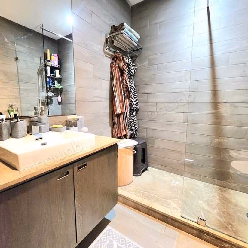 Apartment for sale. 5 large living areas. Lift and terrace