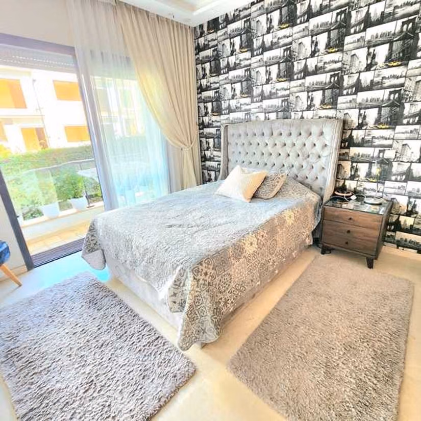 Apartment for sale. 5 large living areas. Lift and terrace