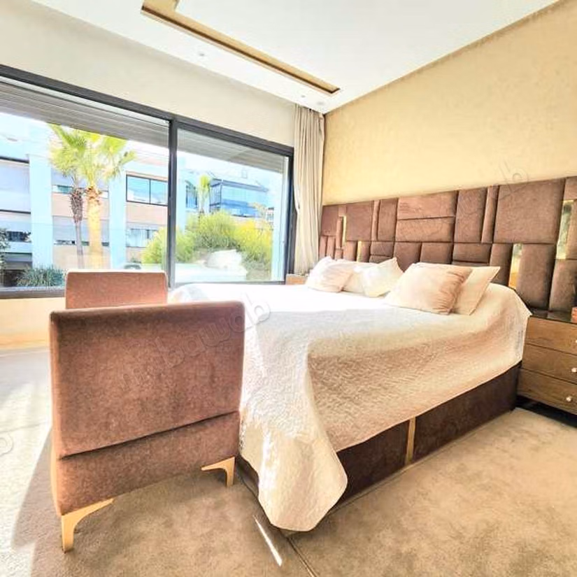 Apartment for sale. 5 large living areas. Lift and terrace