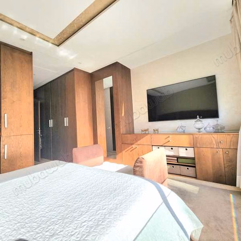 Apartment for sale. 5 large living areas. Lift and terrace