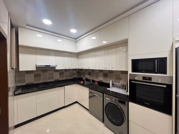 Appartementen te koop in Al Wifaq. 2 Ruimtes. Marokkaanse woonkamer en satellietschotel