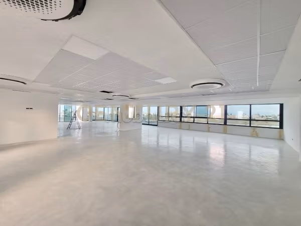 Offices for rent in Le Kram. Surface area 470 m². Double glazed windows and central heating