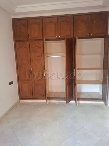 Affitta il tuo appartamento a Wifak. 4 ampi locali. Splendida vista sul mare, porta blindata