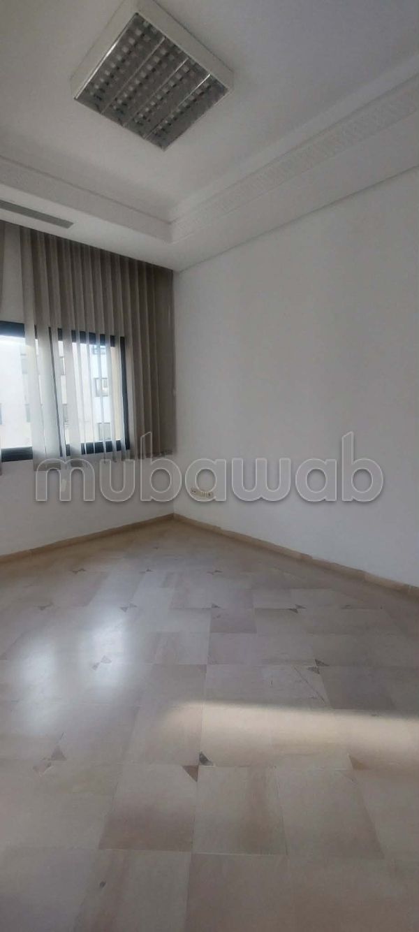 Un Bureau De Deux Pièces