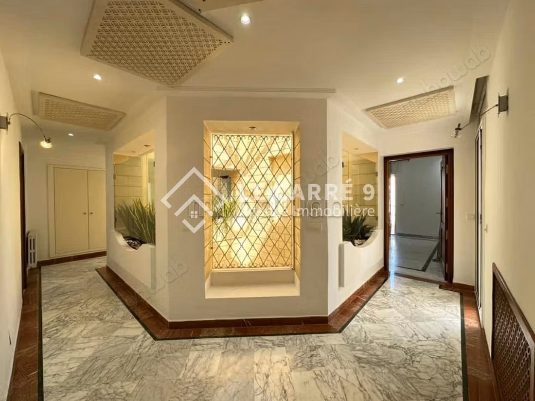 Rent your home in Cité Ennasr 2.6 large rooms. Garden and garage