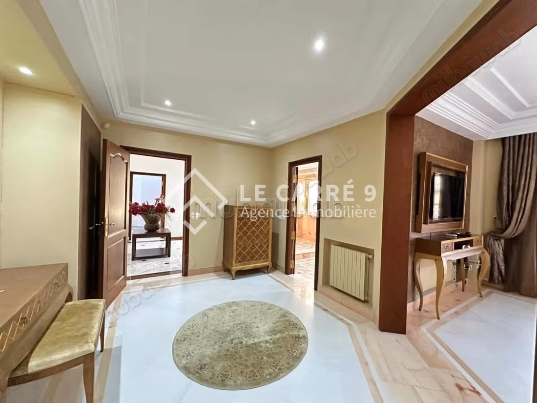 Rent your home in Cité Ennasr 2.6 large rooms. Garden and garage