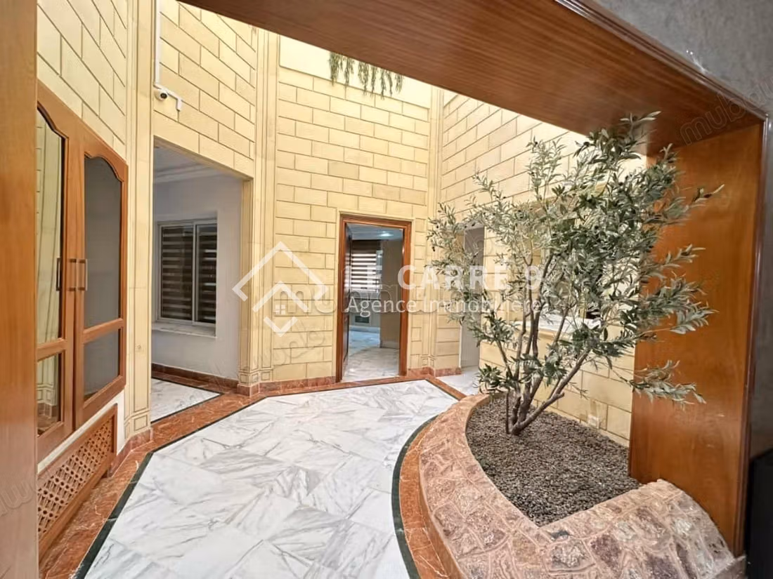 Rent your home in Cité Ennasr 2.6 large rooms. Garden and garage