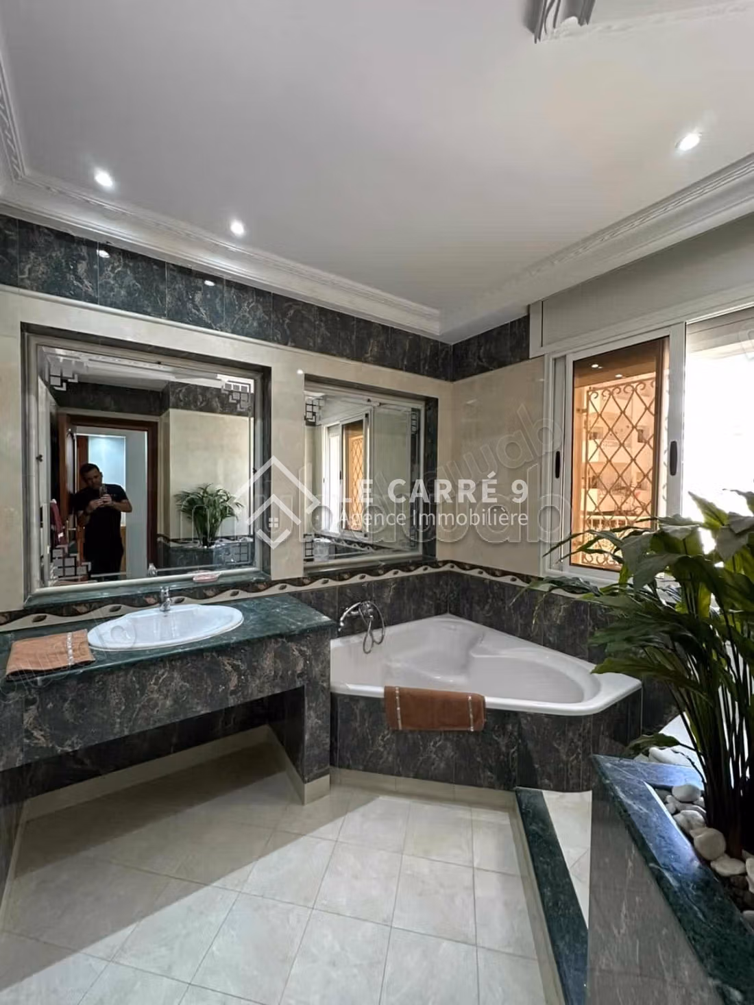 Rent your home in Cité Ennasr 2.6 large rooms. Garden and garage