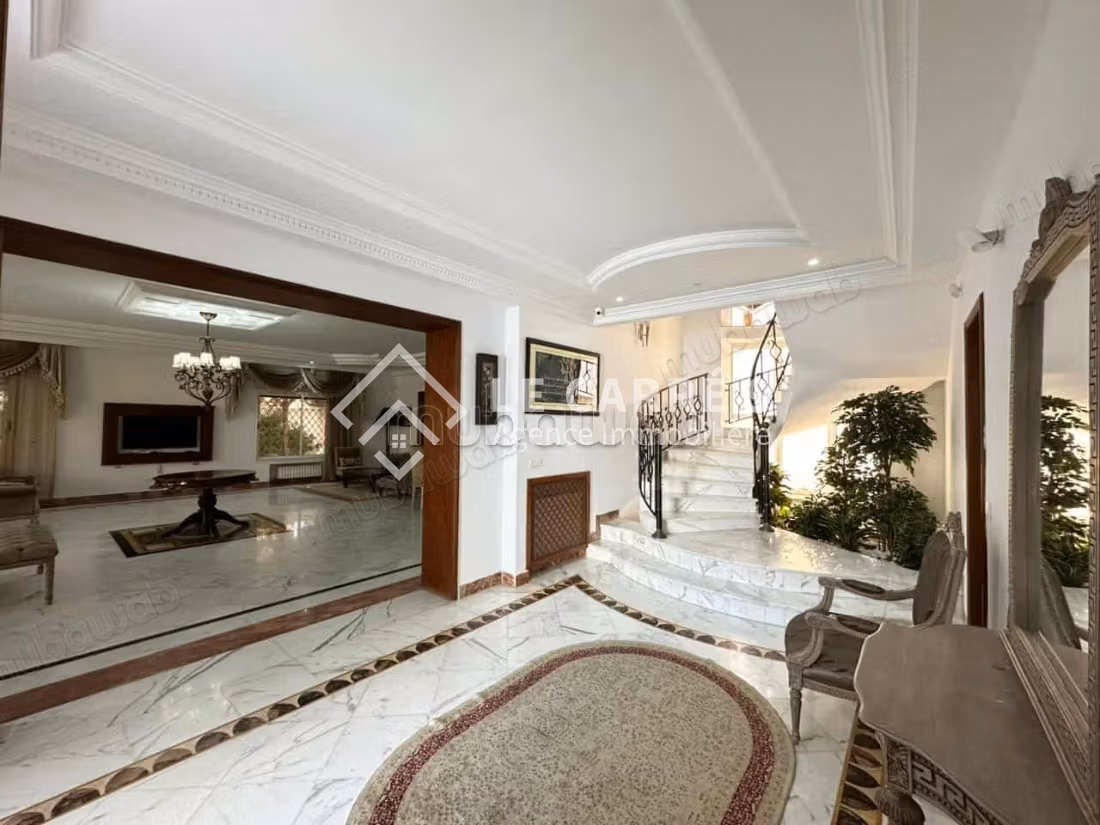 Rent your home in Cité Ennasr 2.6 large rooms. Garden and garage