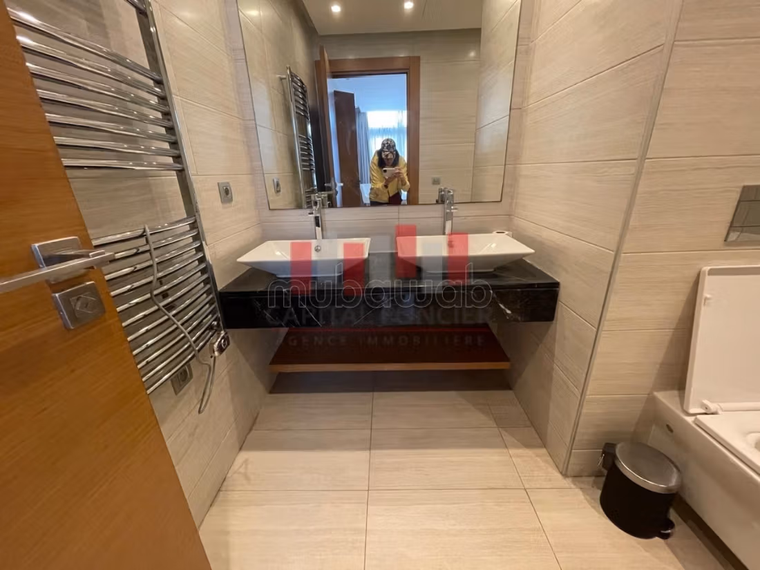 Appartement à louer à Casablanca Finance City. 
2 chambres. 
Bien meublé