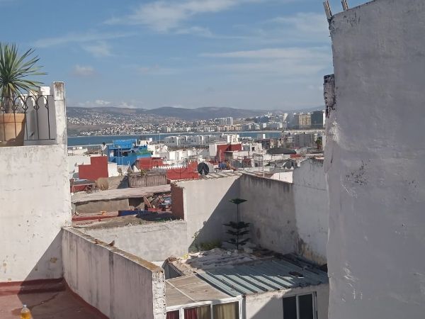 Maison à vendre à Médina. 
3 chambres. 
Vue sur mer et porte blindée