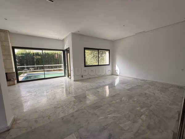 Fabulous villa for sale. 4 lovely rooms. Caretaker service and air conditioning