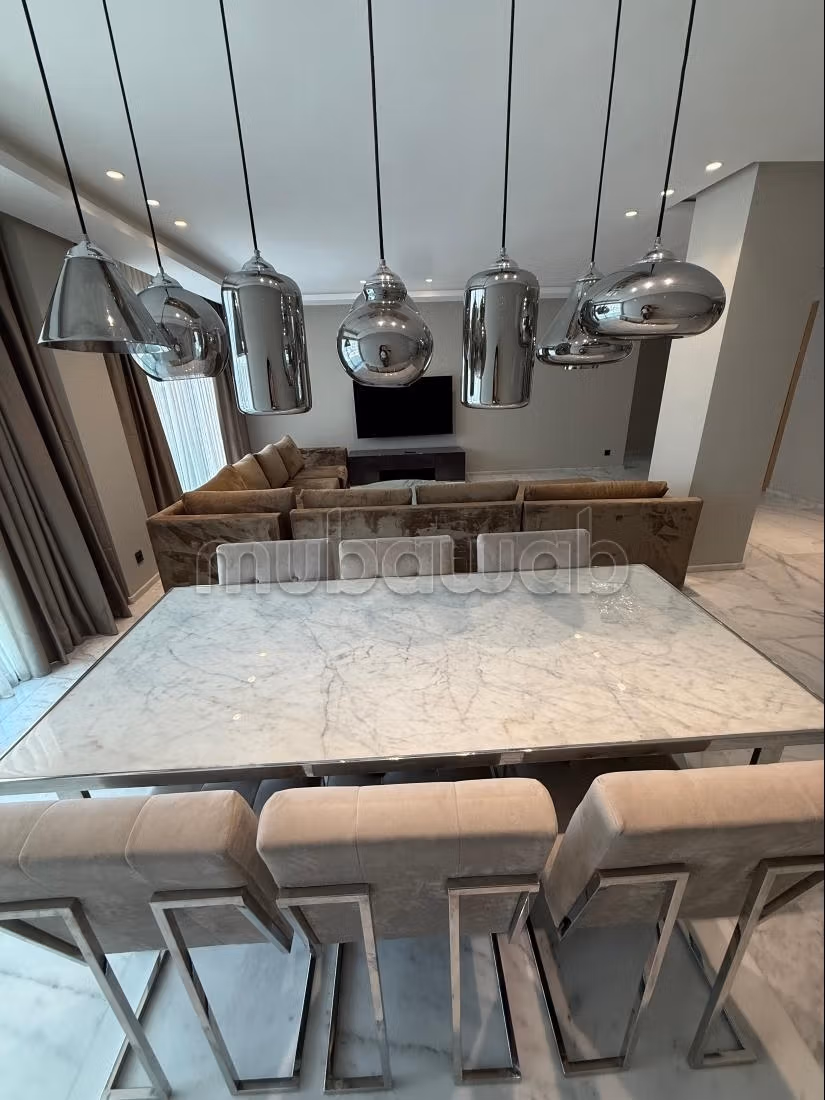 Precioso piso en alquiler en Sania. Superficie de 180 m². Está amueblado con buen gusto