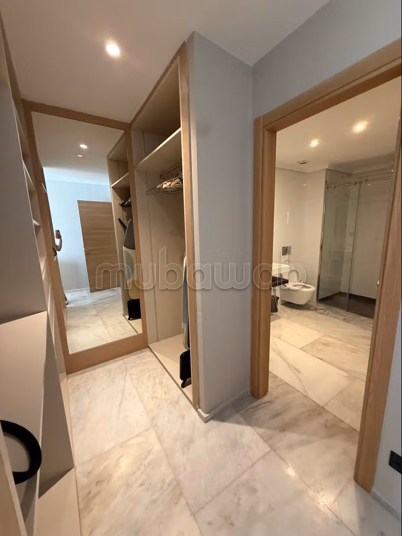Precioso piso en alquiler en Sania. Superficie de 180 m². Está amueblado con buen gusto