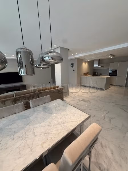 Precioso piso en alquiler en Sania. Superficie de 180 m². Está amueblado con buen gusto