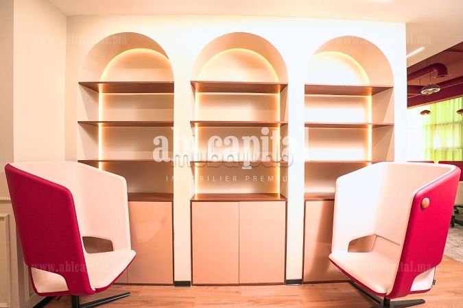 Ufficio disponibile in affitto a Sidi Maarouf. Superficie 130 m². Servizio di concierge e condizionatore