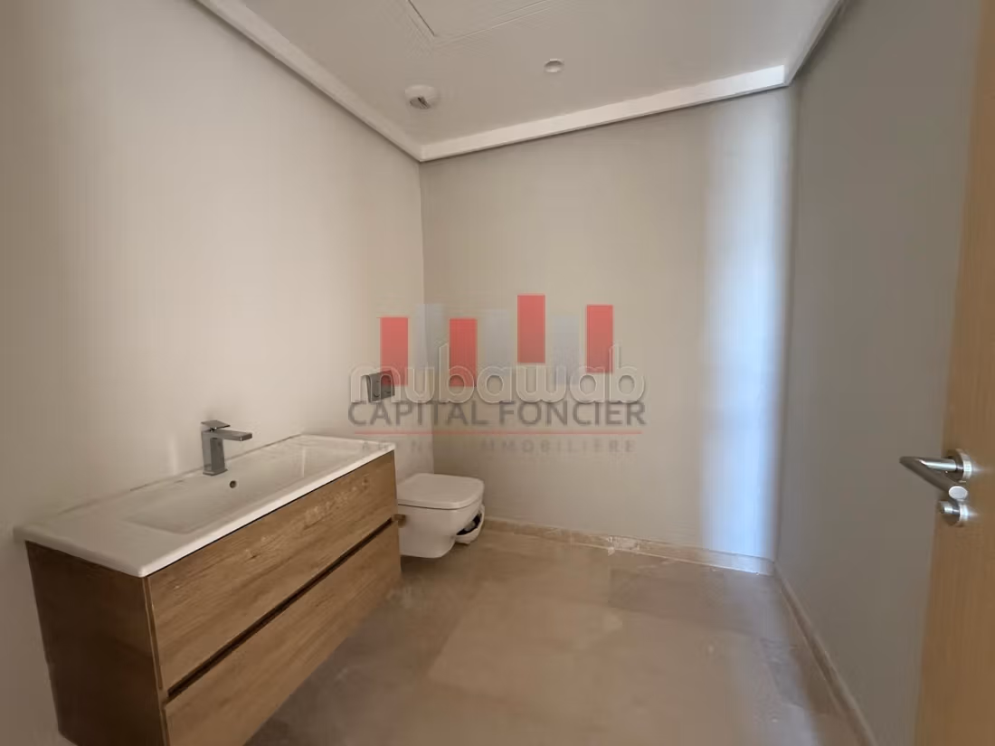 Très bel appartement en location à Casablanca Finance City.
Surface totale 134 m².
Places de stationnement et terrasse — 3