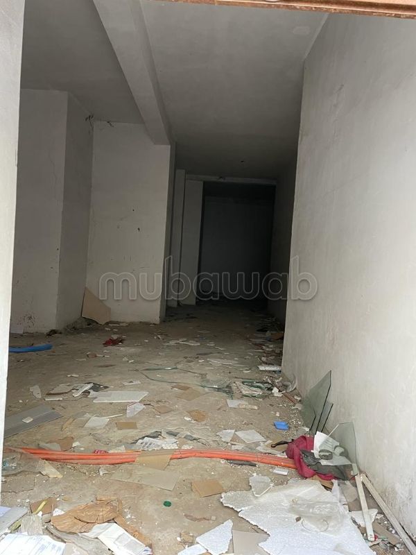 Offices & shops for sale in Maârif. Small area 85 m². Closed residence