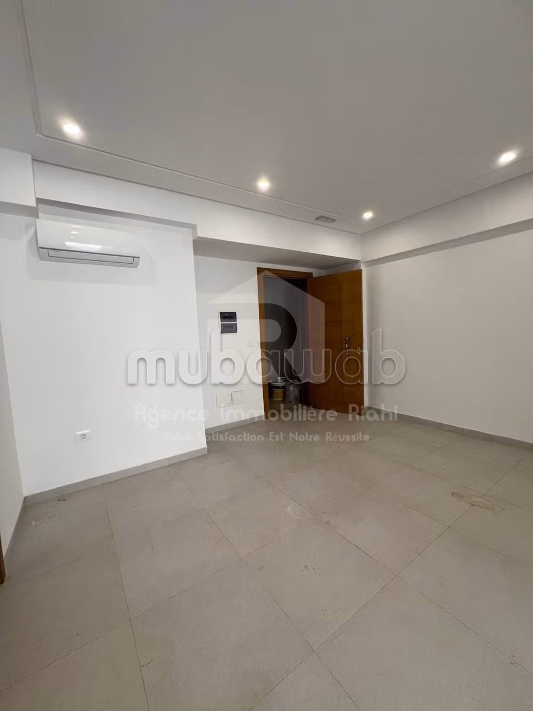 Ufficio da affittare. Superficie totale 1 m². Internet