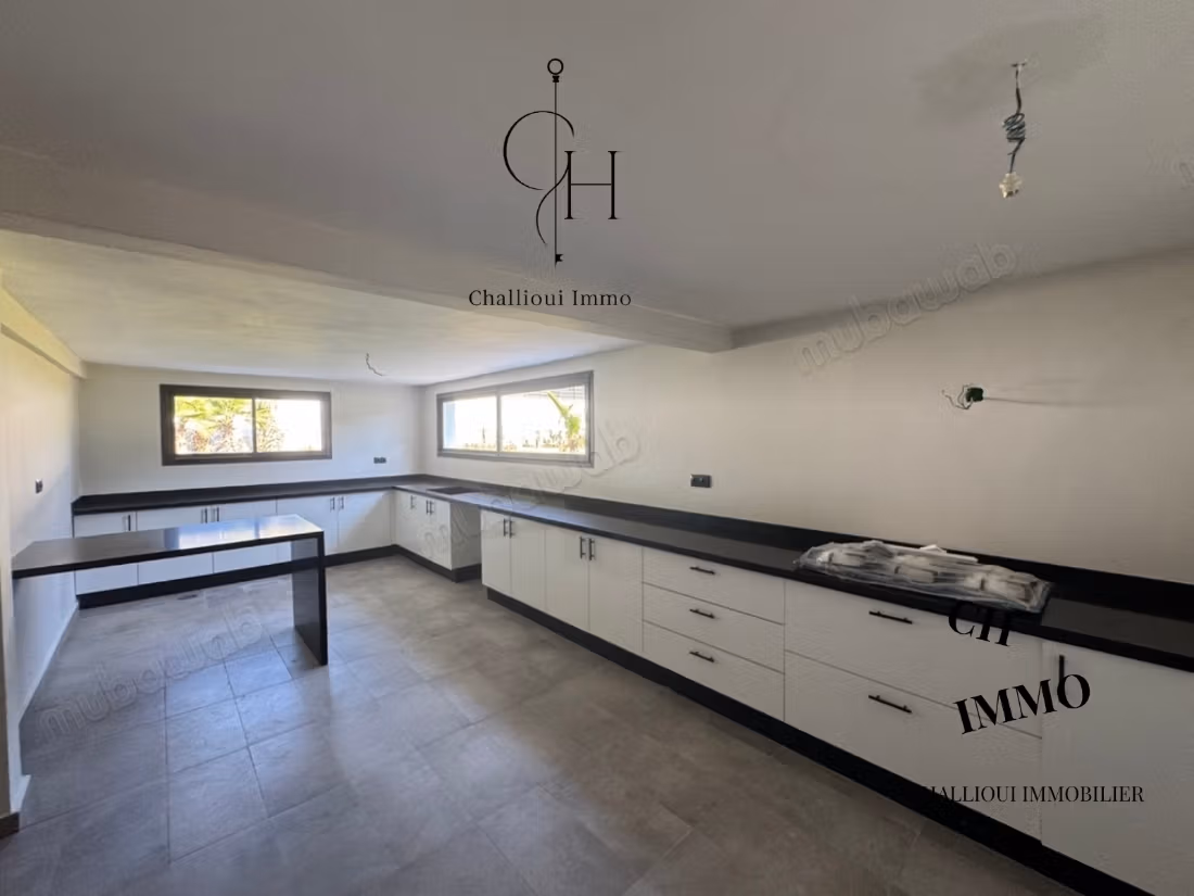 Villa de alto standing en venta en Souissi. Área total 2400 m². Terraza