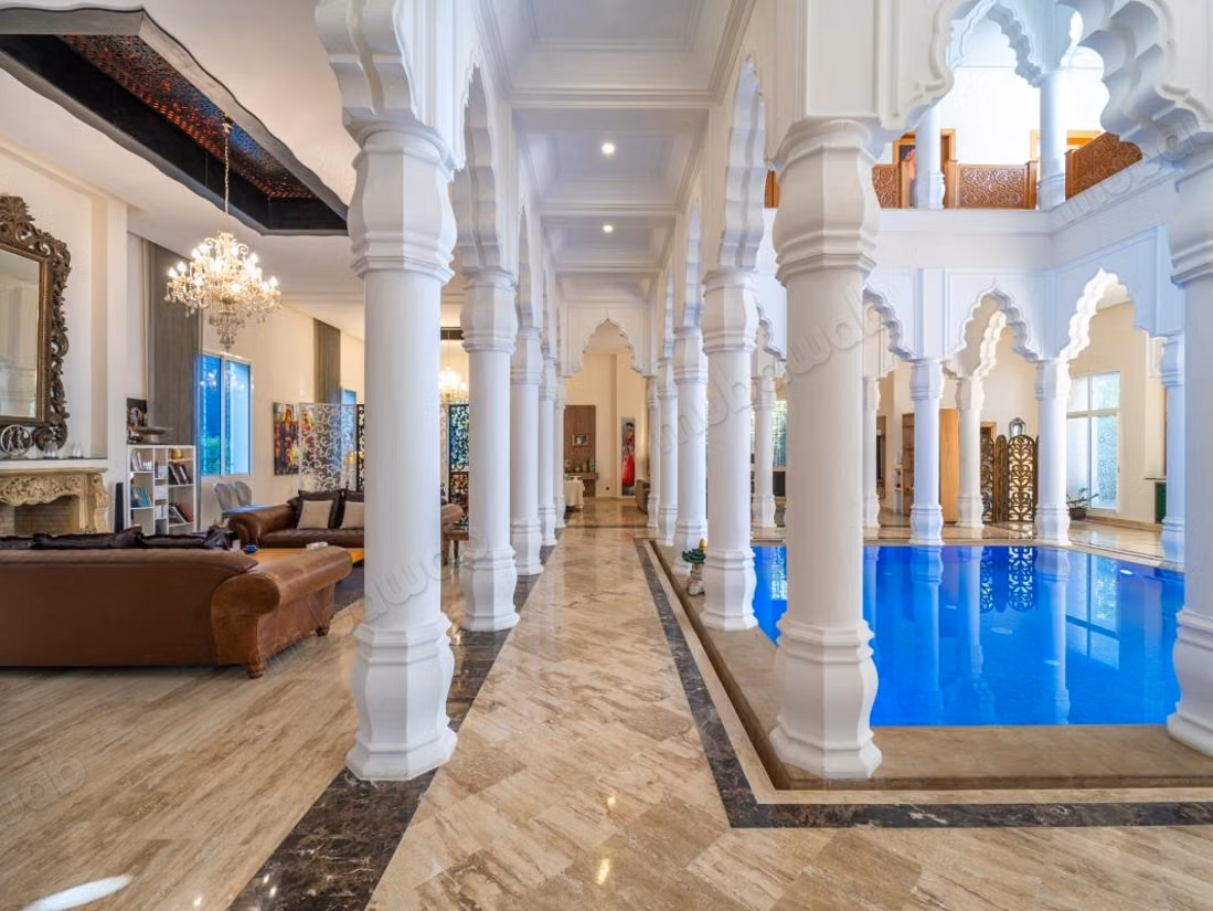 Vente villa de luxe à Souissi. 
5 pièces confortables. 
Terrasse et ascenseur