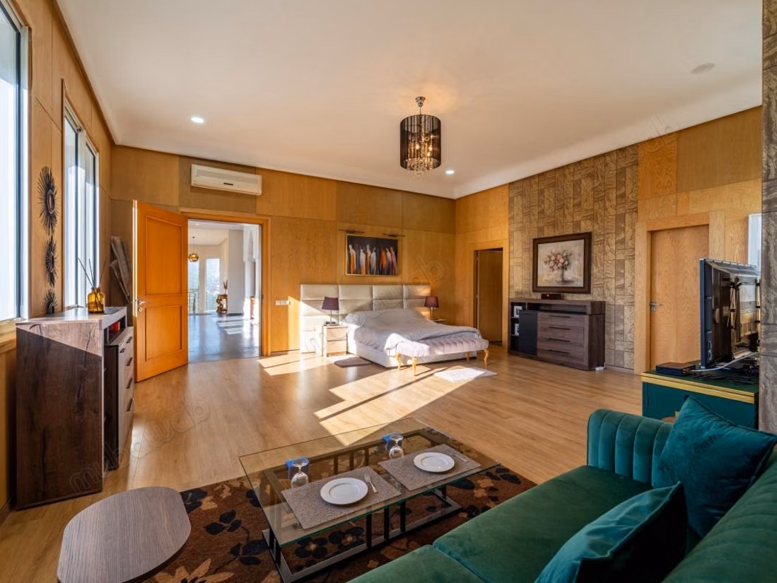 Vente villa de luxe à Souissi. 
5 pièces confortables. 
Terrasse et ascenseur