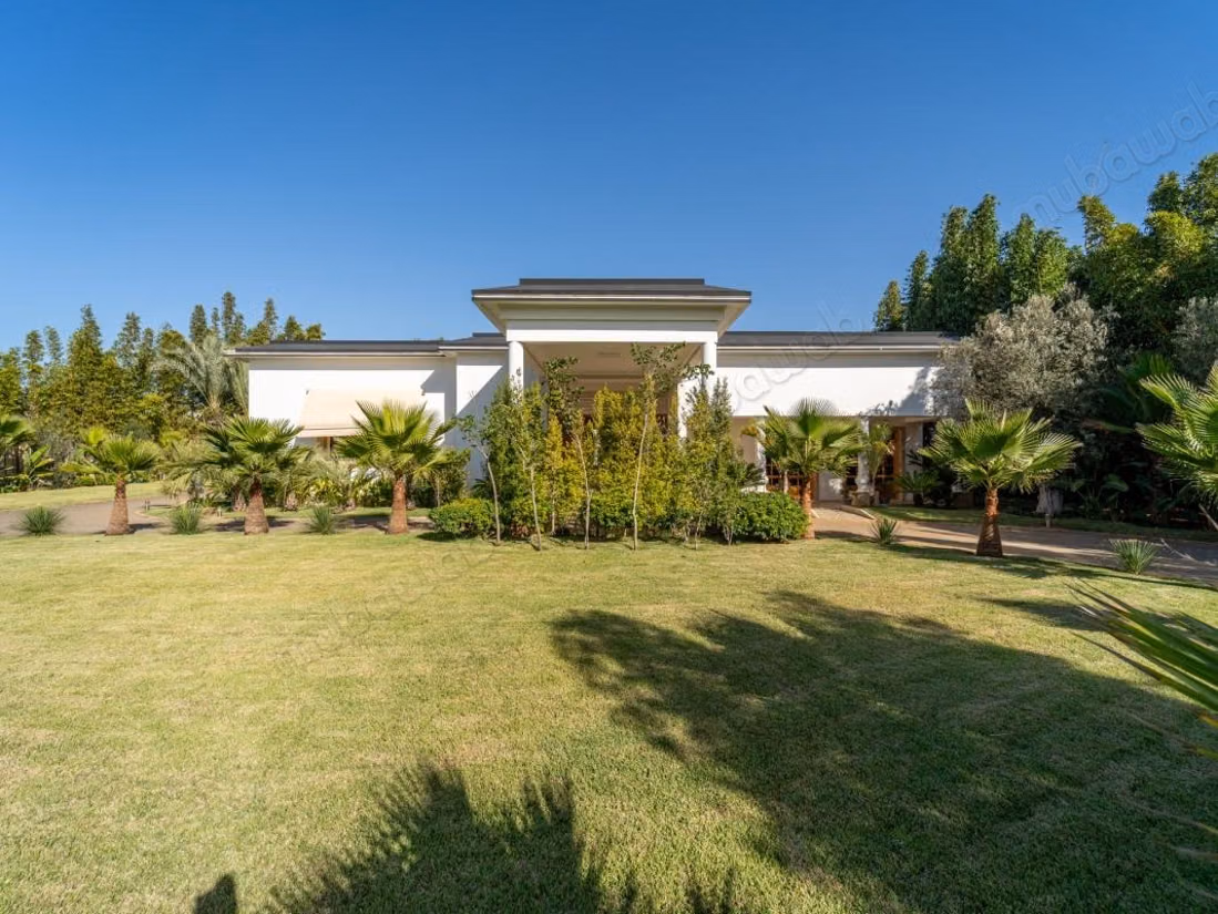 Vente villa de luxe à Souissi. 
5 pièces confortables. 
Terrasse et ascenseur