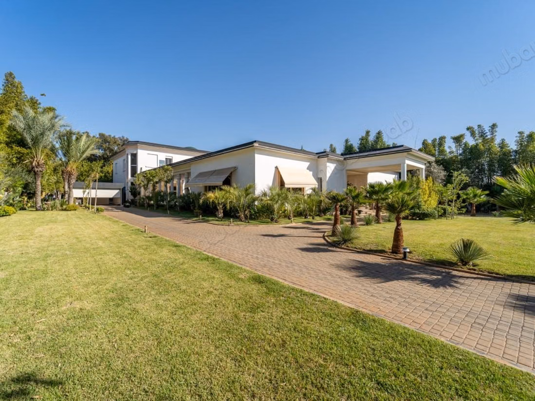 Vente villa de luxe à Souissi. 
5 pièces confortables. 
Terrasse et ascenseur