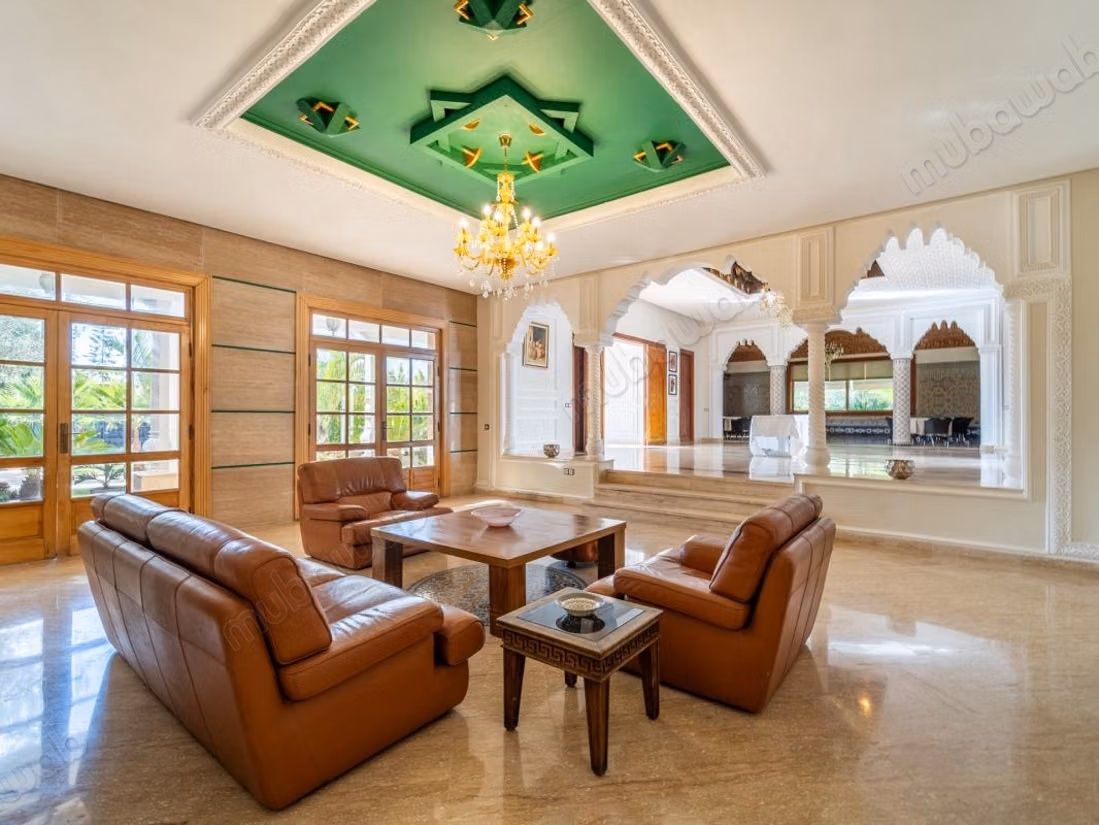 Vente villa de luxe à Souissi. 
5 pièces confortables. 
Terrasse et ascenseur