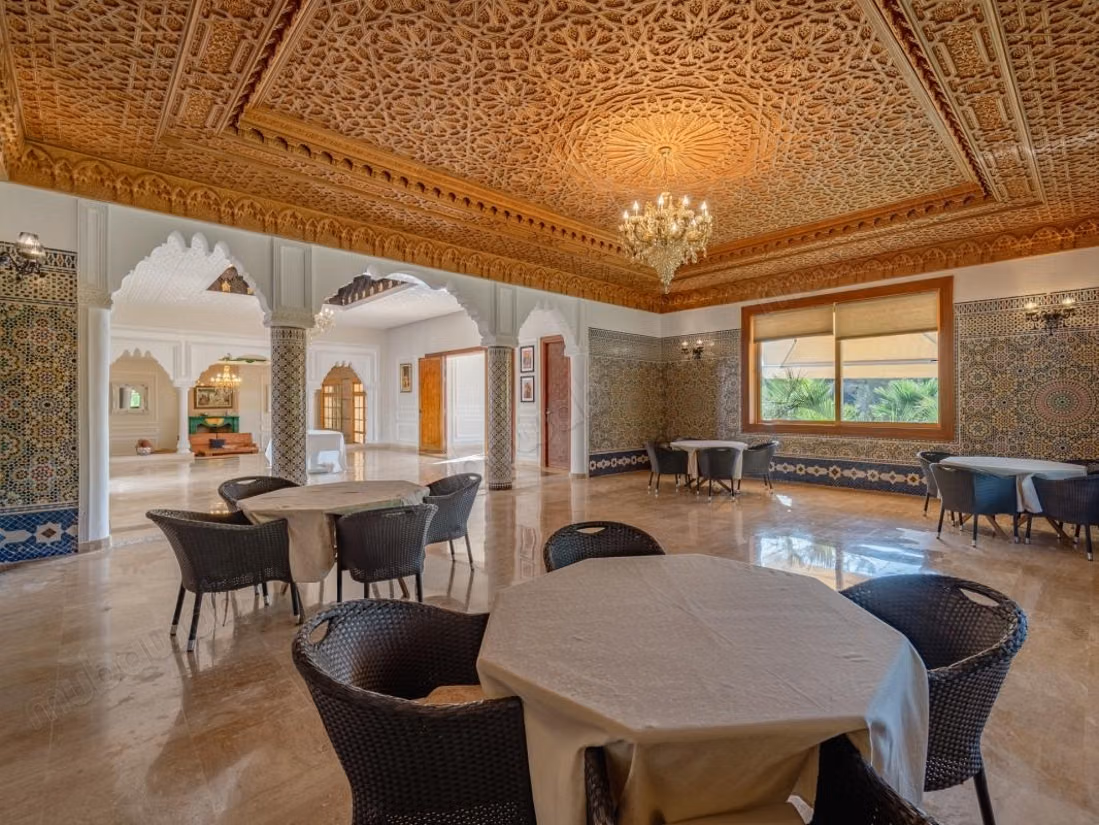 Vente villa de luxe à Souissi. 
5 pièces confortables. 
Terrasse et ascenseur