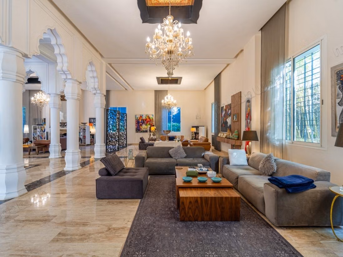 Vente villa de luxe à Souissi. 
5 pièces confortables. 
Terrasse et ascenseur