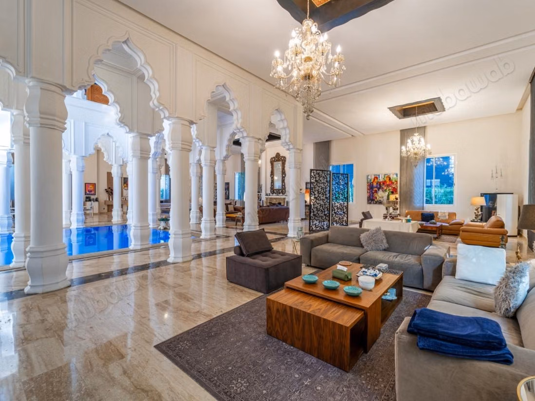 Vente villa de luxe à Souissi. 
5 pièces confortables. 
Terrasse et ascenseur