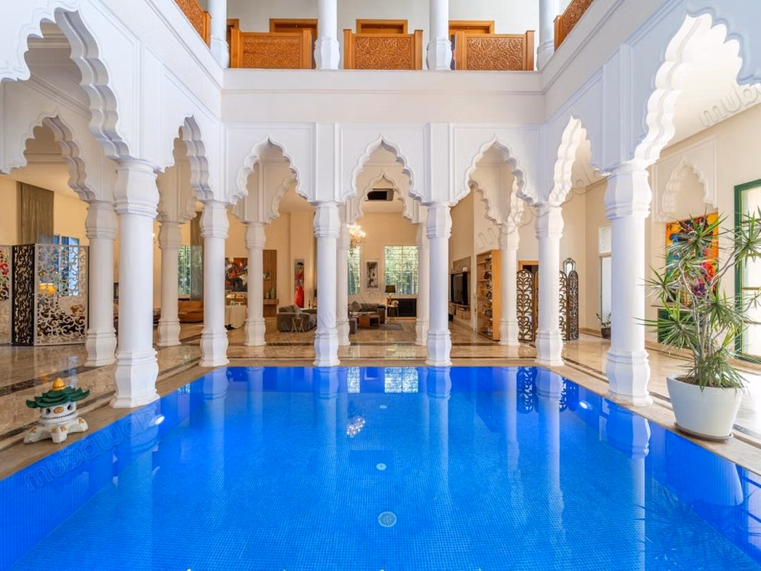 Vente villa de luxe à Souissi. 
5 pièces confortables. 
Terrasse et ascenseur