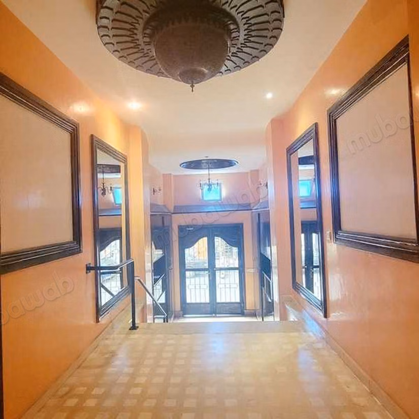 Sale of a lovely apartment in Bourgogne Ouest. 5 large living areas. Carpark and elevator